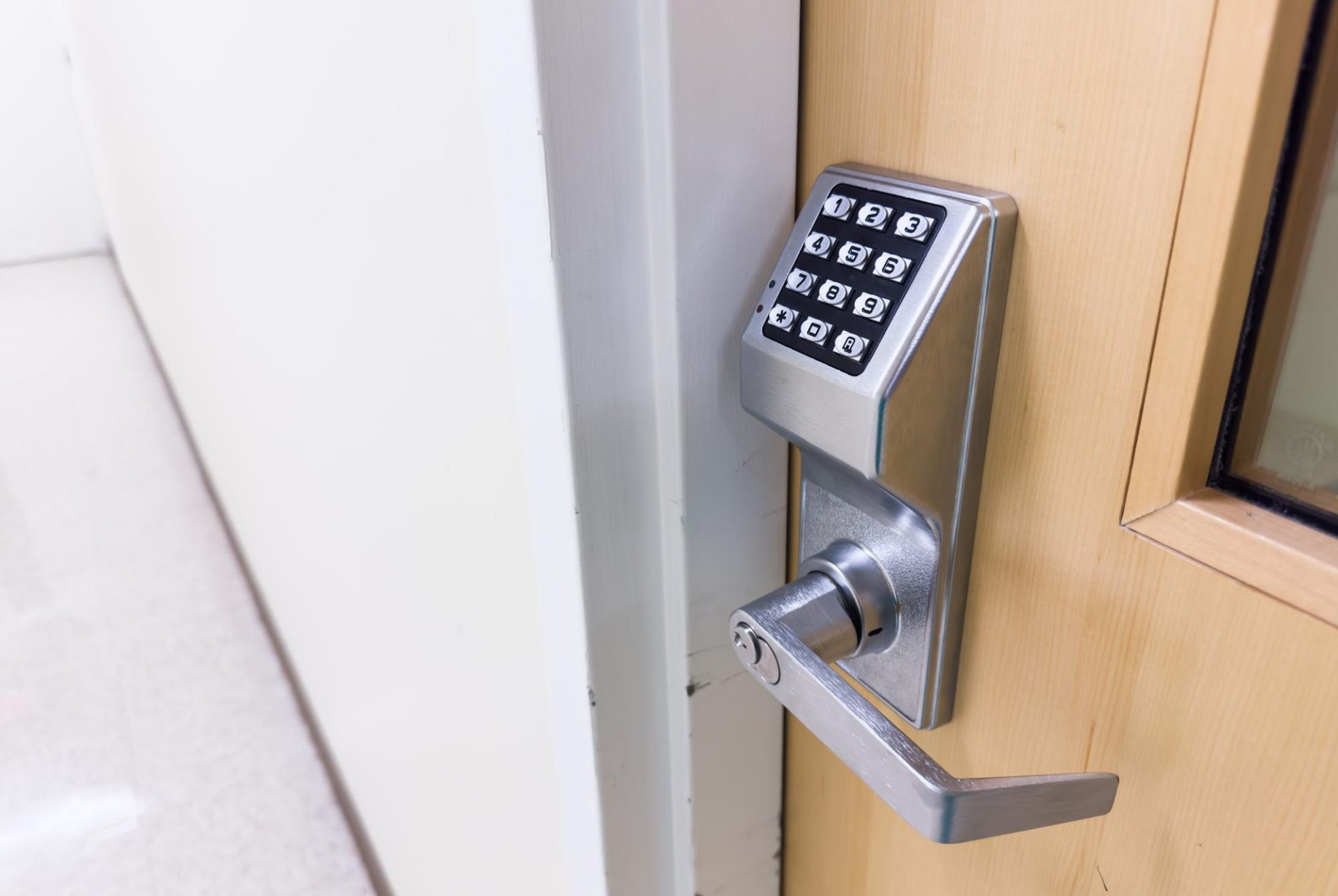 Commercial locksmith